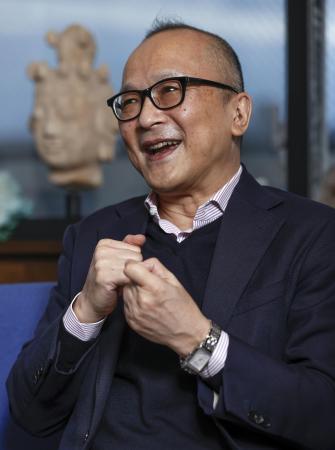 　インタビューに答える山田五郎さん＝２０２０年１０月、東京都文京区
