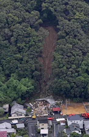 　土砂が流れ込み倒壊した住宅＝１８日、栃木県足利市