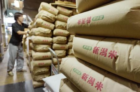 　倉庫に積み上げられた米袋＝６月、愛知県岡崎市
