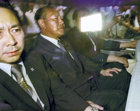 　１９７６年７月、逮捕され東京地検から東京拘置所に向かう田中角栄元首相（中央）＝東京・霞が関
