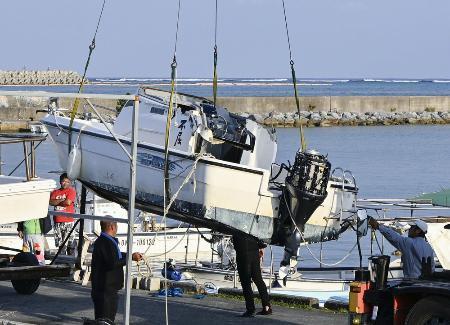 　沖縄県名護市辺野古沖で転覆し、引き揚げられる船「不屈」＝３月、辺野古漁港