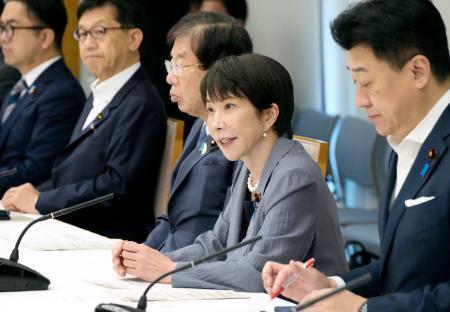 　犯罪対策閣僚会議であいさつする高市首相（右から２人目）＝２８日午前、首相官邸