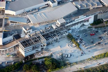 　爆発で外壁などが大きく崩れたイオンモール熊本＝２８日午後６時３８分、熊本県嘉島町（共同通信社ヘリから）