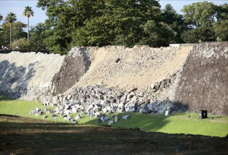 　地震の影響で崩れた熊本城の石垣＝２８日午後６時１分、熊本市