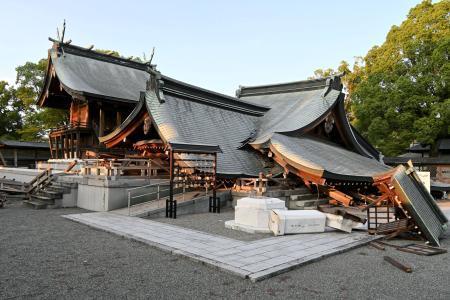 　地震で拝殿が崩壊した八代宮＝２８日午後６時３５分、熊本県八代市（熊本日日新聞社提供）