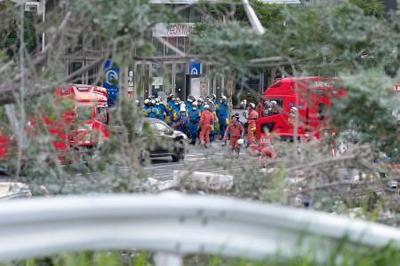　爆発のあったイオンモール熊本で活動する警察官や消防隊員ら＝２９日午前６時６分、熊本県嘉島町