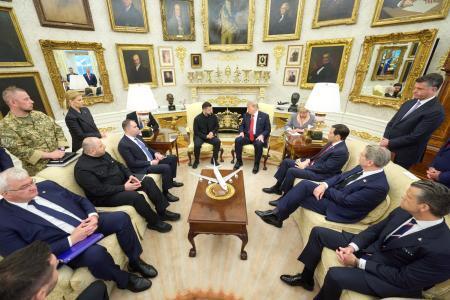 　２８日、米ホワイトハウスで会談するトランプ大統領（中央奥右）とウクライナのゼレンスキー大統領（同左）（ゼレンスキー氏のＳＮＳから、ゲッティ＝共同）