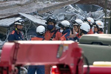 　爆発が起き、捜索が続く「イオンモール熊本」に集まる消防隊員＝３０日午前７時１５分、熊本県嘉島町