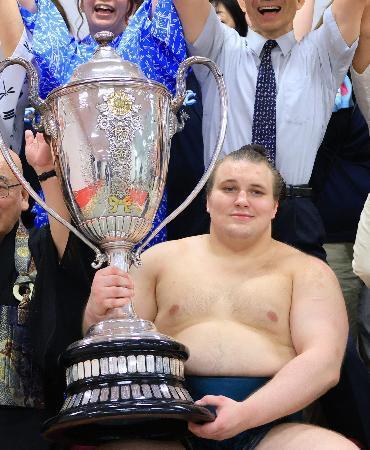 　大相撲名古屋場所で優勝し、賜杯を手に喜ぶ安青錦＝２６日、名古屋市