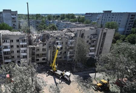 　ロシアのミサイル攻撃を受けた集合住宅で作業に当たる救急隊＝３０日、ウクライナ西部リビウ（ロイター＝共同）