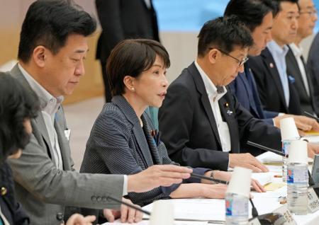 　サイバーセキュリティ戦略本部の会合であいさつする高市首相（左から２人目）＝３１日午前、首相官邸