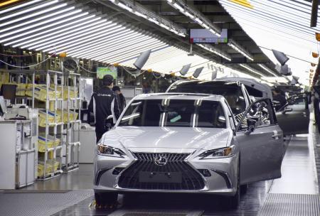　トヨタ自動車九州宮田工場の「レクサス」生産ライン＝福岡県宮若市