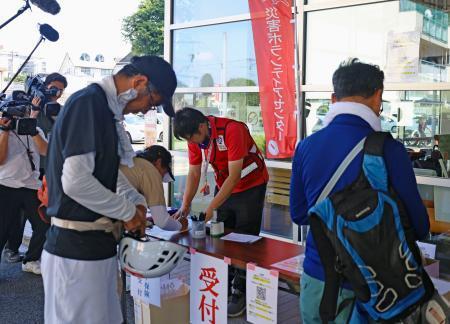 　災害ボランティアセンターが開設された熊本県益城町で、受け付けをする人たち＝１日午前