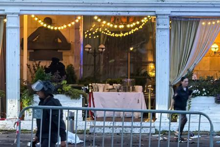 　１日、爆発があったモスクワ中心部の飲食店で活動する捜査員ら（タス＝共同）