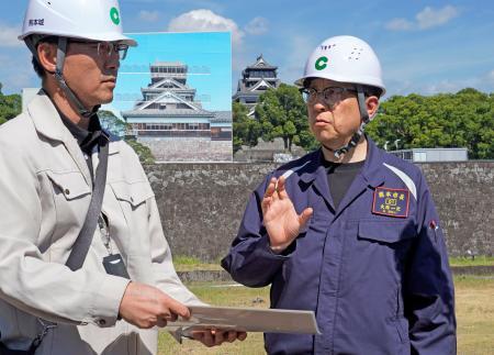 　熊本城を緊急視察する熊本市の大西一史市長（右）＝７月３１日、熊本市