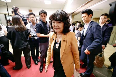 　取材対応を終えた片山財務相＝３日午前、財務省