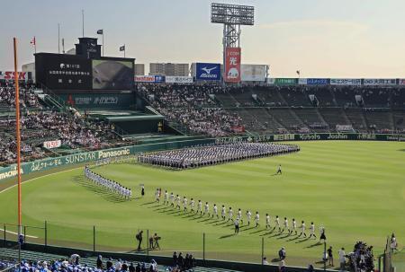 　第１０７回全国高校野球選手権大会の開会式＝２０２５年８月５日、甲子園球場
