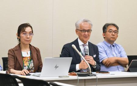　日本国旗損壊罪法に抗議する憲法学者のグループが開いた記者会見。中央は中央大の橋本基弘教授、左は武蔵野美術大の志田陽子教授＝４日午後、東京都千代田区