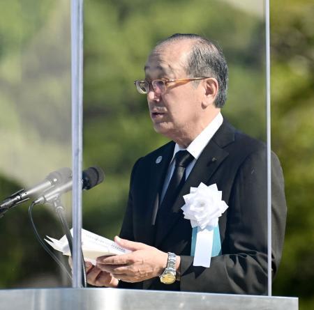 　平和記念式典で平和宣言を読み上げる広島市の松井一実市長＝６日午前８時１８分、広島市中区