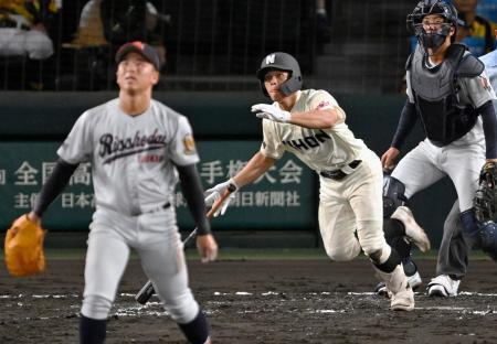 　立正大淞南-長崎日大　２回表長崎日大２死三塁、太田が右中間に適時三塁打を放つ。投手川口、捕手柴垣＝甲子園