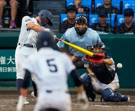 　鳴門渦潮-八王子実践　タイブレークの１０回裏鳴門渦潮２死二、三塁、山本が左前にサヨナラ打を放つ。捕手大塚＝甲子園