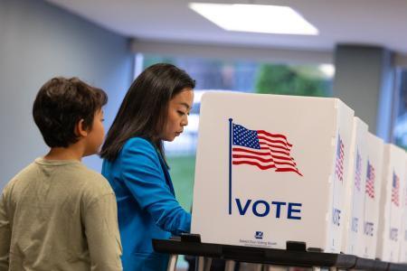 　ウィスコンシン州知事選の民主党予備選で、息子を連れて投票するフランチェスカ・ホン州下院議員＝１１日、マディソン（ゲッティ＝共同）