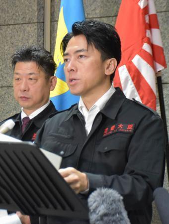 　記者団の取材に応じる小泉防衛相＝１２日午前、防衛省