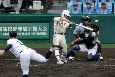 　拓大紅陵-佐賀商　４回表拓大紅陵１死一、二塁、阪本が左越えに先制二塁打を放つ。投手東條、捕手立花＝甲子園