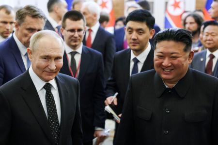 　ロシアのプーチン大統領（左）と北朝鮮の金正恩朝鮮労働党総書記＝２０２４年６月、平壌（ＡＰ＝共同）