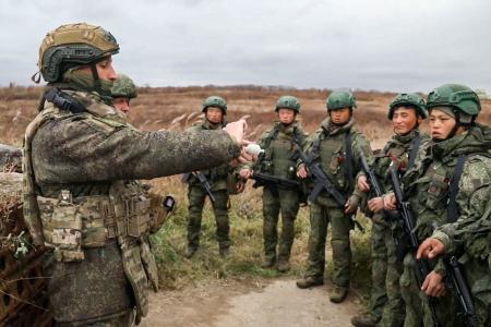 　タス通信が２０２５年４月２８日に配信した、ロシア西部クルスク州の作戦に参加する北朝鮮兵の射撃訓練（タス＝共同）