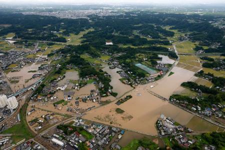 　大雨で冠水した千葉県大網白里市内＝１４日午前９時１６分（共同通信社ヘリから）