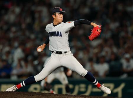 　日南学園戦に２番手で登板した横浜・織田＝甲子園