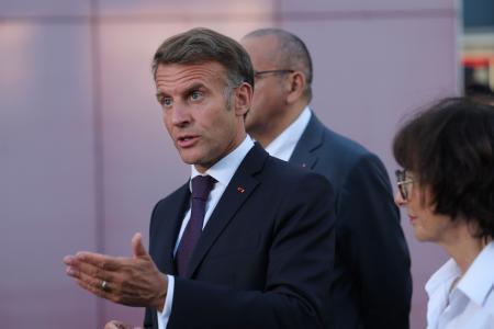 　記者団に話すフランスのマクロン大統領＝７月、ボルドー（ＡＰ＝共同）