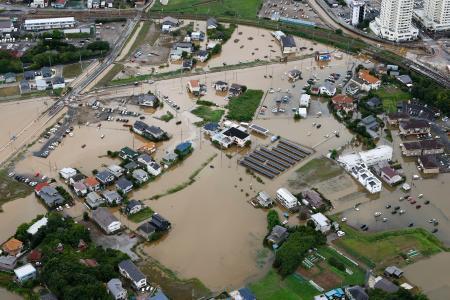 　大雨で冠水した千葉県大網白里市内＝１４日午前９時１７分（共同通信社ヘリから）