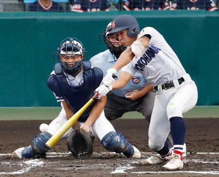 　霞ケ浦-横浜　６回表横浜２死満塁、千島が右前に２点打を放つ。捕手佐藤＝甲子園