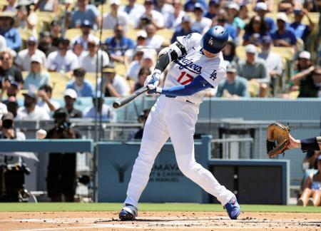 　ブルワーズ戦の１回、右前打を放つドジャース・大谷＝ロサンゼルス（共同）