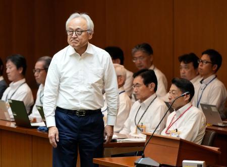 　自身への辞職勧告決議案の採決前に、議場を後にする福岡県議会の蔵内勇夫議長。右手前は服部誠太郎知事。この後、動議が出され採決は中止された＝１７日午後