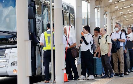 　土気駅から出発する代替バスに乗り込む人たち＝１８日午前７時３７分、千葉市緑区