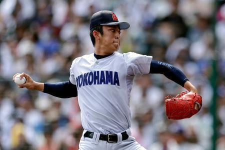 　花巻東を完封した横浜・織田＝甲子園
