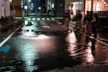　水道管が破裂し、冠水した道路＝２３日午前２時５３分、東京都江東区