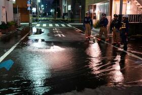 　水道管が破裂し、冠水した道路＝２３日午前２時５３分、東京都江東区