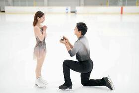 　２３日、フィギュアスケートの「りくりゅう」ペア、三浦璃来さん（左）と木原龍一さんがＳＮＳに投稿した写真。婚約を発表した（（Ｃ）田中宣明）