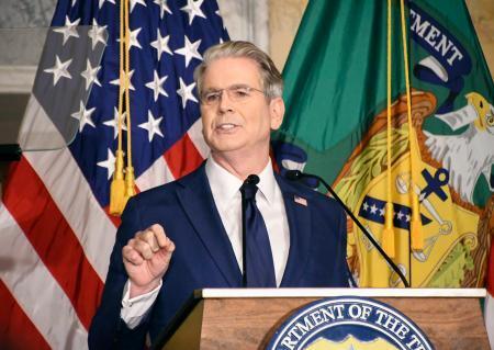 　米財務省でイラン制裁の強化について記者会見するベセント財務長官＝２４日、ワシントン（共同）