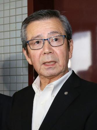 　要望書を受け取り、記者団の取材に応じる自民党福岡県連会長の松本国寛県議＝２７日午前、福岡市