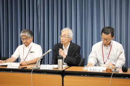 　近畿地域の活断層の長期評価を記者会見で説明する政府地震調査委員会の小原一成委員長（中央）ら＝２１日、東京都千代田区