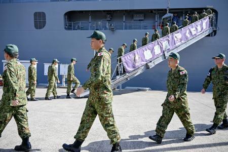 　インドネシアでの消火活動のため海上自衛隊の輸送艦「くにさき」に乗り込む自衛隊員＝３０日午前、広島県呉市