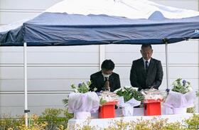 　「楽ん楽ん」跡地に設置された献花台で犠牲者を悼む施設関係者＝３０日午前、岩手県岩泉町