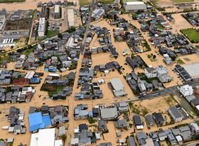 　大雨で住宅街が広範囲にわたり冠水した福井県坂井市内＝３０日午後０時３８分（共同通信社ヘリから）