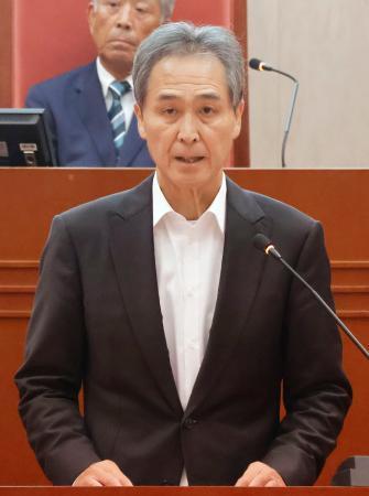 　茨城県常陸大宮市の市議会本会議で発言する鈴木定幸市長＝１日午前