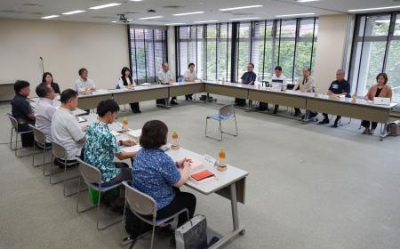 　那覇市で行われた沖縄地方最低賃金審議会＝３日午後